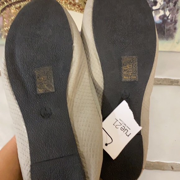 Gray flats - Picture 3 of 5